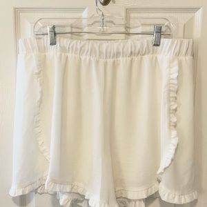 2x White ruffled shorts